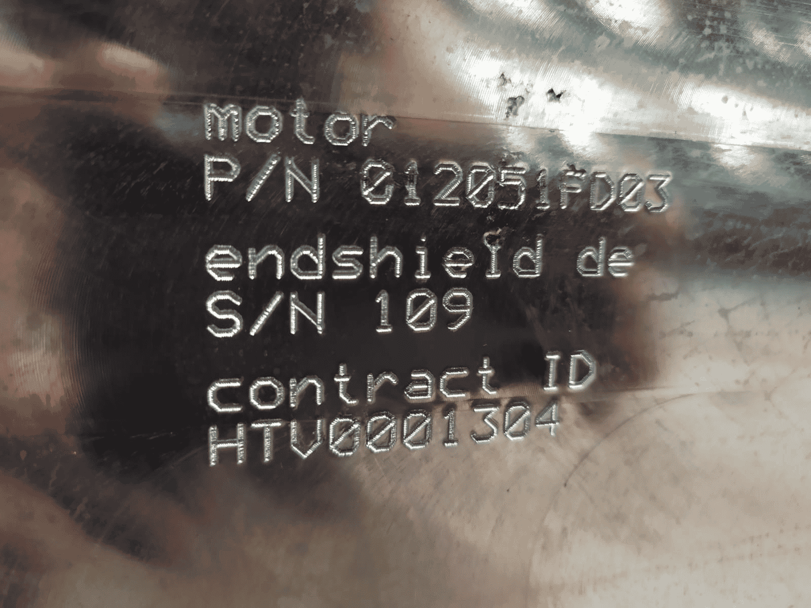 Alphanumerische Markierung durch Mikro-Perkussion auf einer U-Bahn-Lok-Motor